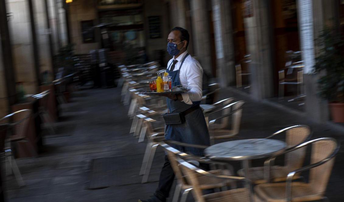 Inget covidbevis behövs från och med fredag för att gå på restaurang, bar eller gym i Katalonien. Arkivbild. Foto: Emilio Morenatti/AP/TT