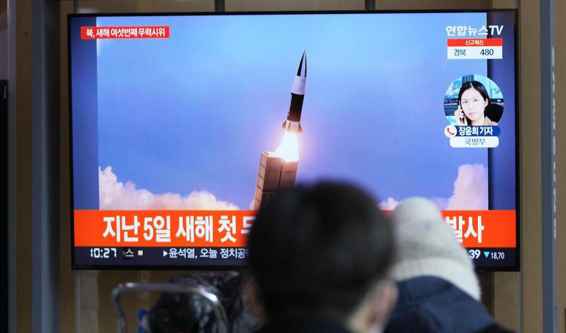Sydkoreansk nyhetssändning visar en nordkoreansk testskjutning i torsdags. Nu har ännu en "oidentiferad projektil" skjutits upp. Foto: Lee Jin-man/AP/TT