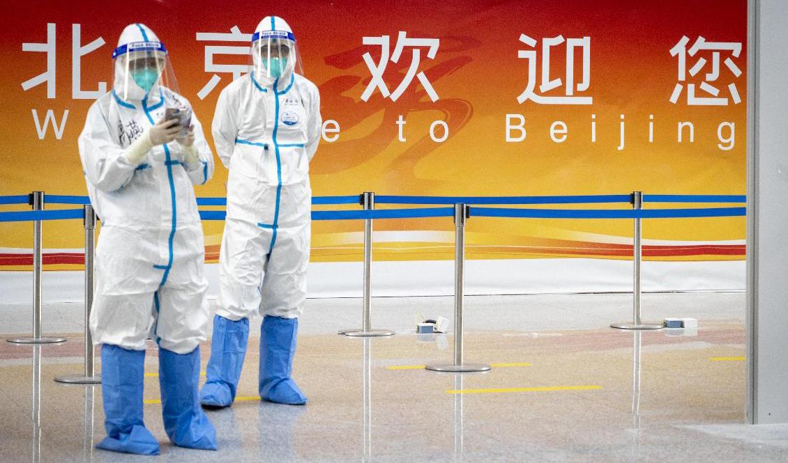 Skyddsklädd personal – det första som möter OS-deltagare på flygplatsen i Peking. Foto: Heiko Junge / NTB