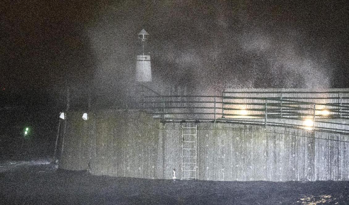 Högt vatten och hård vind piskar fyren i Västra Hamnen i Malmö. Foto: Johan Nilsson/TT