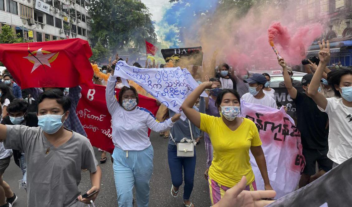 Studenter protesterar mot militärjuntan som tog makten i en kupp för ett år sedan i Myanmar, Arkivbild. Foto: AP//TT