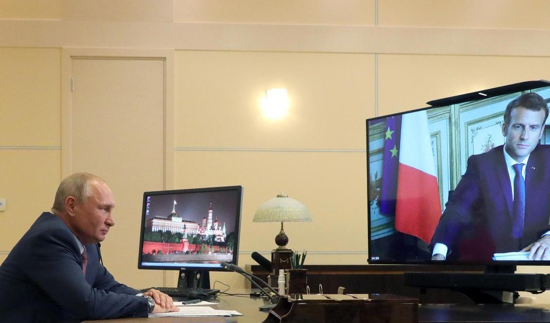 Rysslands president Vladimir Putin (till vänster) har talat i telefon med Frankrikes president Emmanuel Macron (höger). Bilden är från en videokonferens mellan de två ledarna i juni 2020. Foto: Mikhail Klimentyev/AP/TT