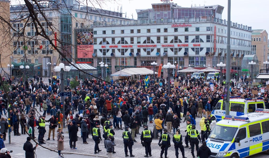En tidigare manifestation mot smittskyddsrestriktioner samlade över tusen deltagare på Medborgarplatsen i Stockholm, den 6 mars 2021. Foto: Emil Almberg