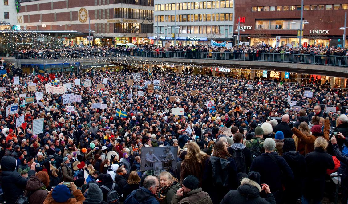 Lördag den 22 januari hade uppskattningsvis 10 000 personer samlats på Sergels torg i Stockholm i protest mot användningen av vaccinationsbevis. Foto: Emil Almberg