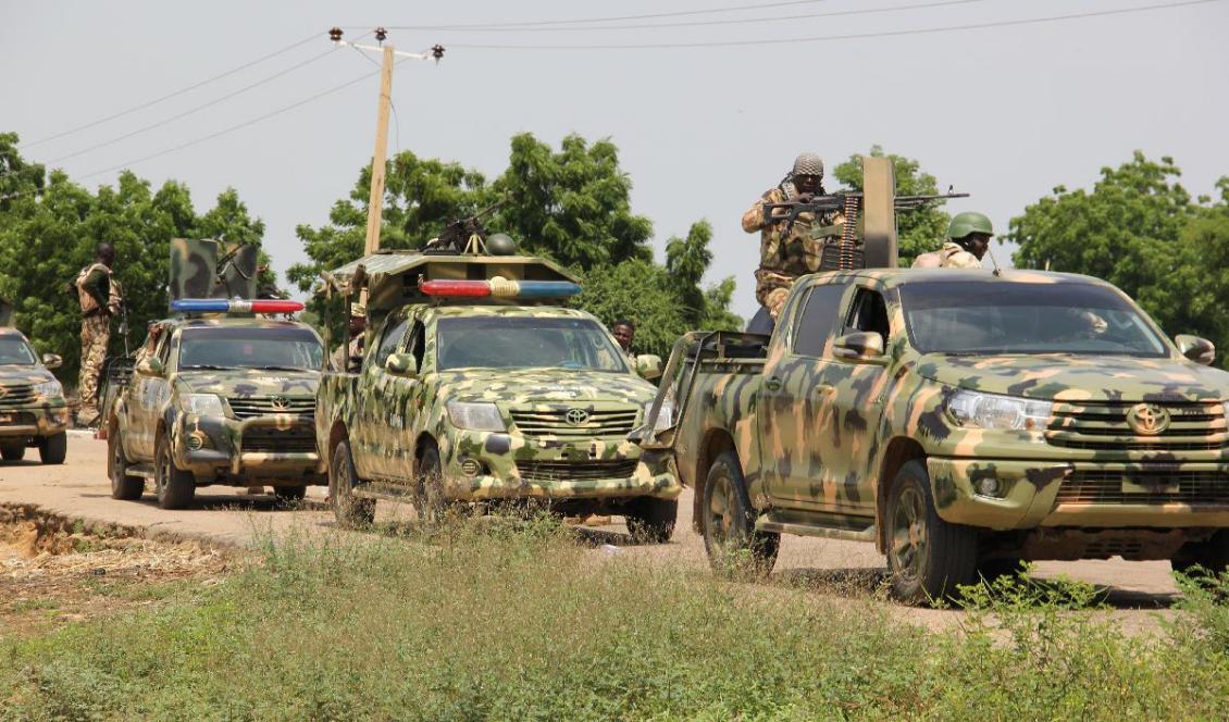 
Nigerianska soldater patrullerar i oktober 2019 efter en attack som misstänks ha utförts av jihadistgruppen ISWAP. Foto: AFP via Getty Images                                            