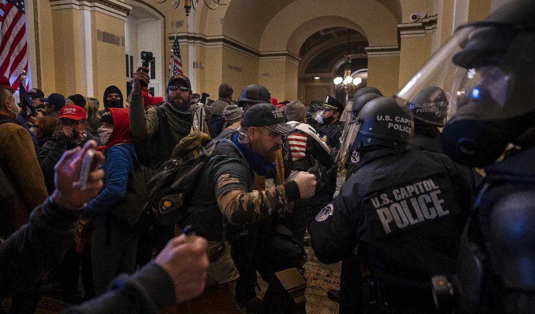 


Demonstranter tar sig in i Kapitolium i Washington DC, i samband med demonstrationer mot påstått valfusk, den 6 januari 2021. Foto: Brent Stirton/Getty Images                                                                                                                                    