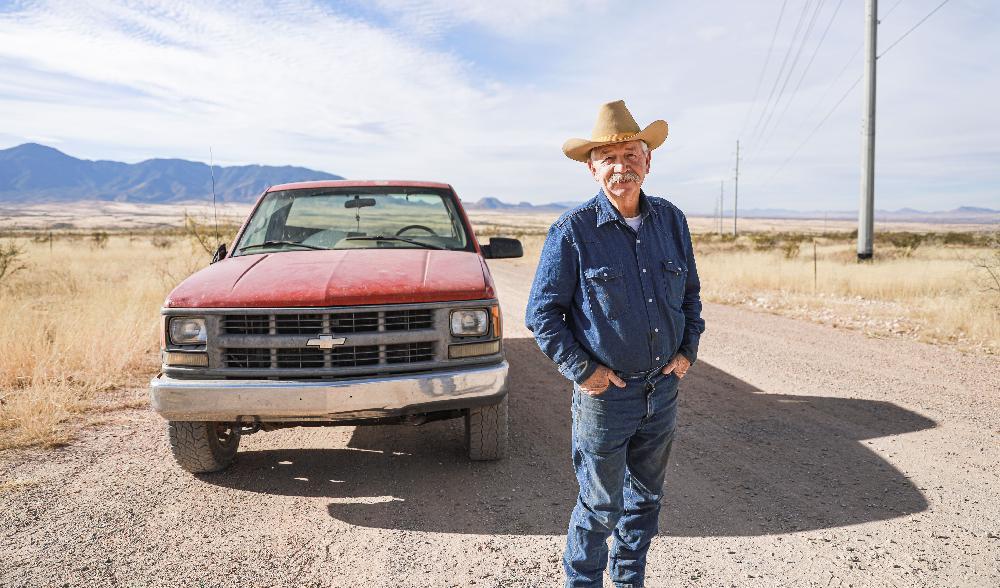 
Ranchägaren John Ladd på sin mark i Cochise County i Arizona längs gränsen mellan USA och Mexiko den 8 december 2021. Ladd har sett en kraftig ökning av antalet illegala immigranter på sin mark det senaste året. Foto: Charlotte Cuthbertson                                            