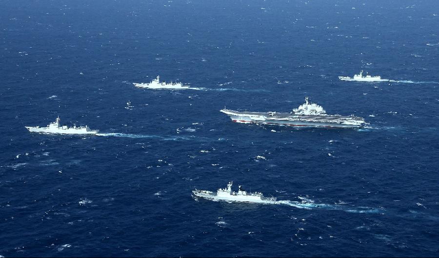 Det kinesiska hangarfartyget Liaoning (mitten) deltar i en övning 2017. Liaoning har varit i fokus i en korruptionsskandal inom militären.
Foto: STR/AFP via Getty Images