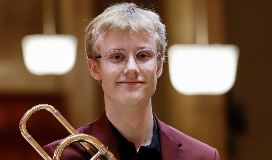 
Det är andra året som den unge trombonisten Lukas Flink deltar i tävlingen. Målet var att ta sig till final, men det slutade med en vinst. Foto: Vänersborgs kommun                                            