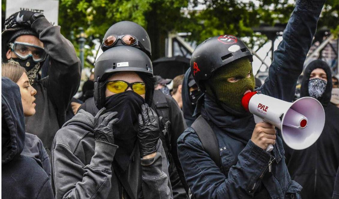 Rustade och maskerade aktivister tillhörande den vänsterextrema rörelsen Antifa under en demonstration i Portland, Oregon i USA 2019. Foto: Stephanie Keith/Getty Images