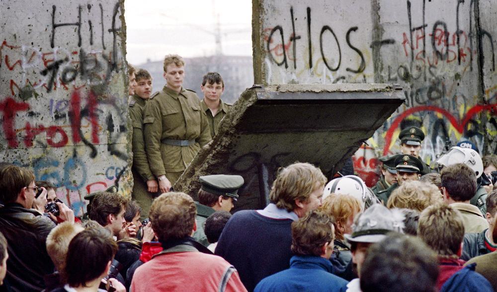 

När socialismen havererade 1989 etablerade postmodernismen sin ställning som den nya socialismen. På bilden ses västberlinare åse när östberlinska soldater river en sektion av muren den 11 november 1989. Foto: Gerard Malie/AFP via Getty Images                                                                                        