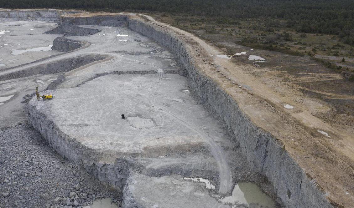 Med hotet om att Cementas täkt i Slite inte får fortsatt tillstånd måste test- och provkapaciteten utökas så snart som möjligt, konstaterar en ny rapport. Foto: Fredrik Sandberg/TT
