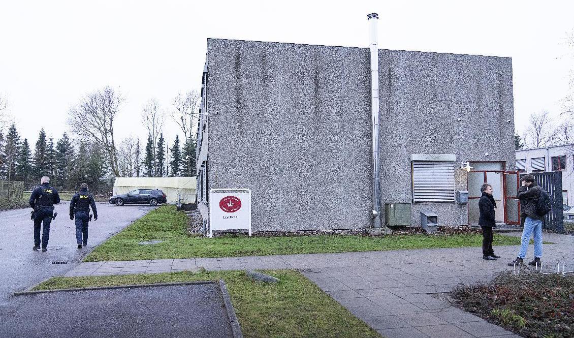 Polis patrullerar utanför domstolen i Roskildes specialbyggda rättssal där domen meddelades under fredagen. Foto: Claus Bech/AP via Ritzau/TT