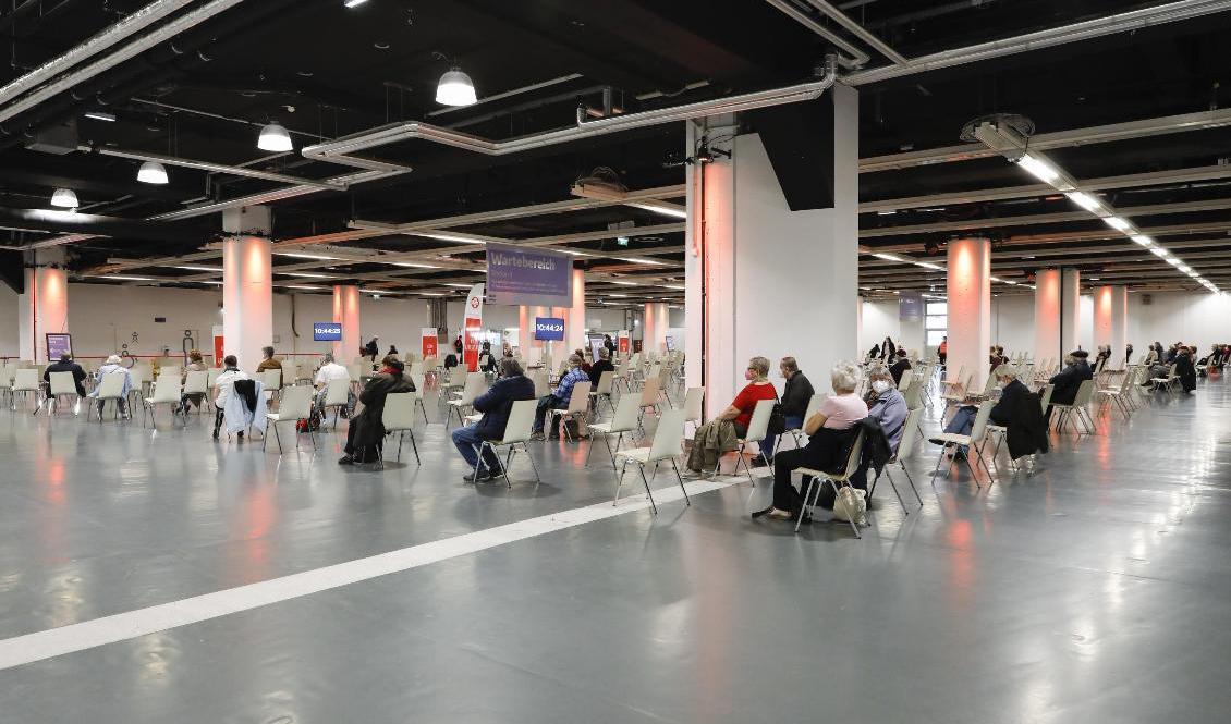 Människor vilar efter att ha fått vaccinet på en vaccinationsinrättning i Wien. Arkivbild. Foto: Lisa Leutner/AP Photo/TT