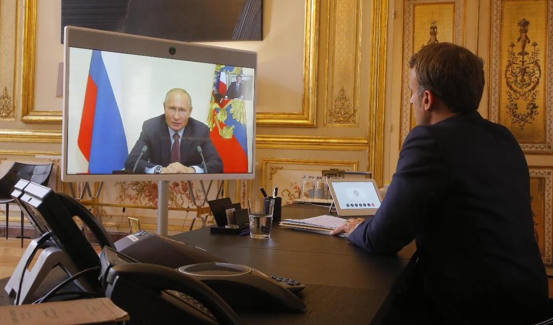 Presidenterna i Ryssland och Frankrike, Vladimir Putin och Emmanuel Macron, har under coronapandemin fått nöja sig med att mötas digitalt – som här under sommaren 2020. På måndagen träffas de fysiskt igen, i Moskva. Arkivbild. Foto: Michel Euler/AP/TT