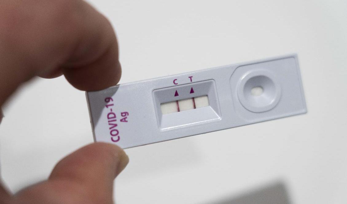 Nu är det upp till var och en att tänka till om det är rätt att träffa folk - oavsett testresultat. Foto: Erik Johansen