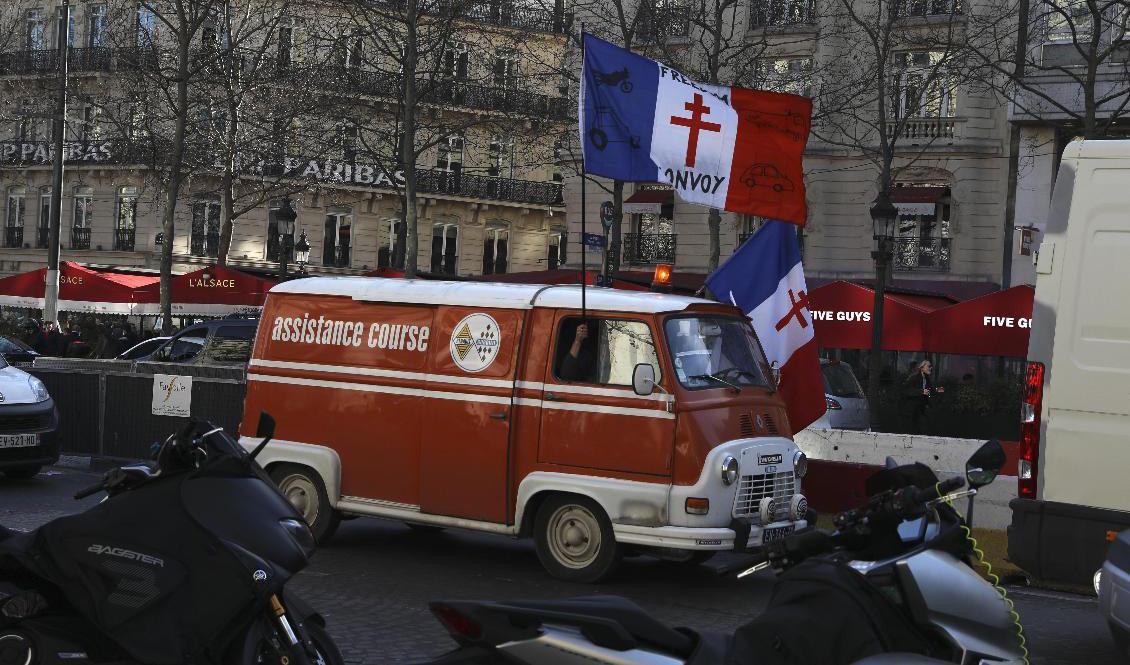 En demonstrant kör längs med Champs-Élysées i Paris för att protestera mot vaccinpasset. Foto: Adrienne Surprenant