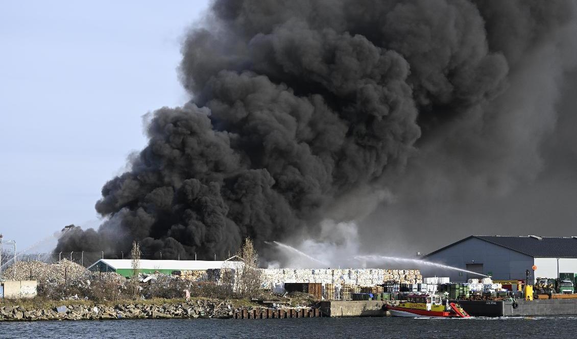 En återvinningsanläggning i norra hamnen i Malmö började brinna på lördagsmorgonen. Branden var under eftermiddagen under kontroll. Foto: Johan Nilsson/TT
