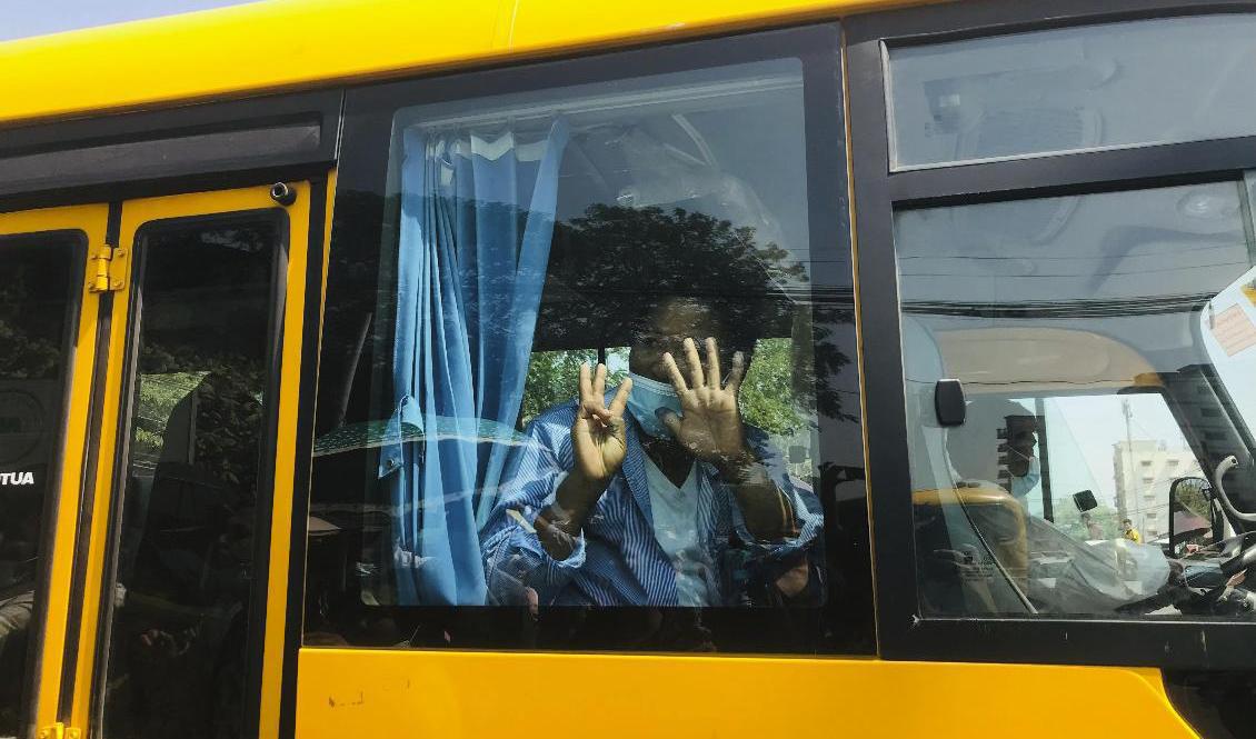 En man sitter ombord en buss med fångar som lämnar ett fängelse i Rangoon (Yangon), Myanmar under högtidshelgen. Foto: AP/TT