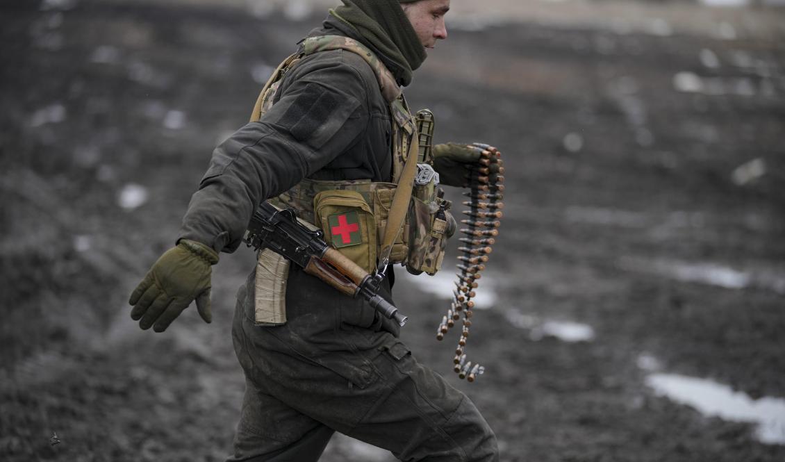 En ukrainsk soldat levererar ammunition under en militärövning i Donetsk, östra Ukraina, tidigare i veckan. Foto: Vadim Ghirda/AP/TT