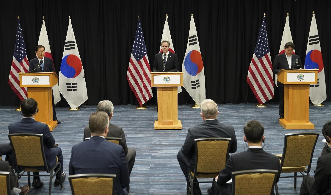 Sydkoreas utrikesminister Chung Eui-Yong, USA:s utrikesminsiter Antony Blinken och Japans utrikesminister Hayashi Yoshimasa under en pressträff efter mötet. Foto: Kevin Lamarque/AP/TT