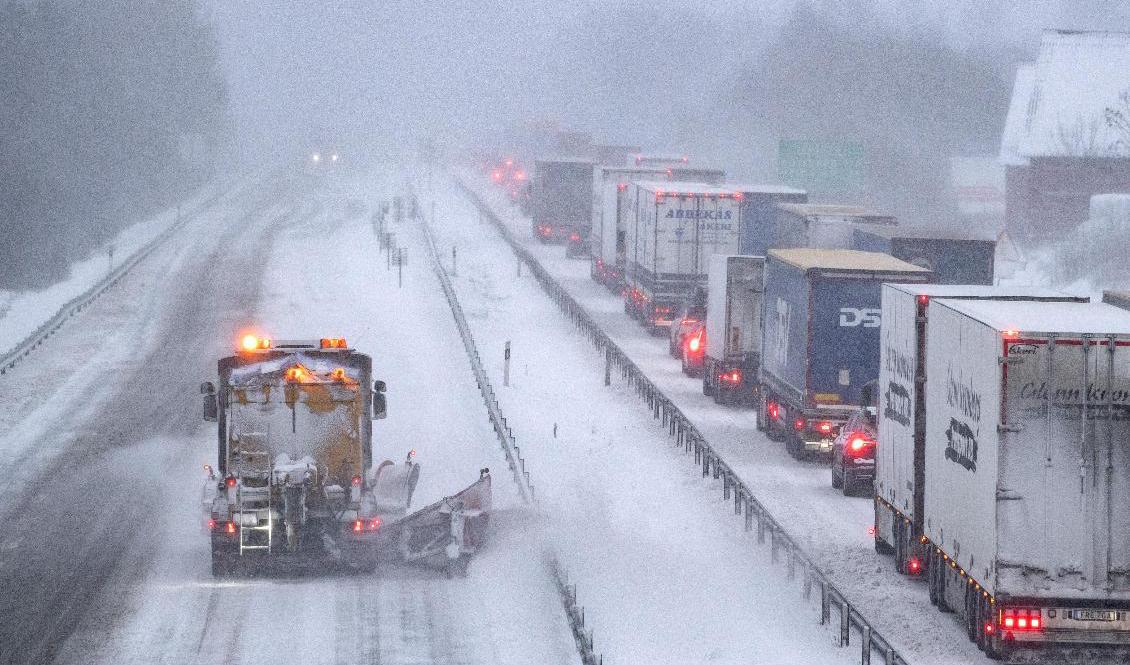 SMHI har utfärdat en gul varning för snöfall i norra Värmland och Dalarna som väntas ge besvärligt väglag. Arkivbild. Foto: Johan Nilsson/TT