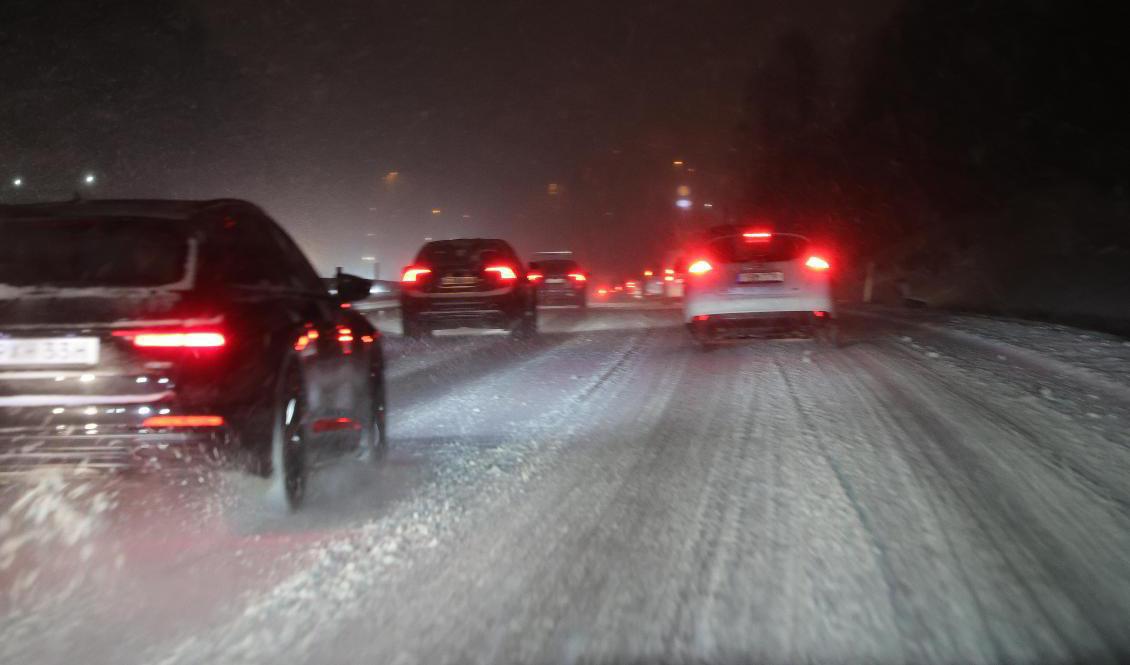 Snöovädret kan orsaka problem i trafiken, varnar SMHI för. Arkivbild. Foto: Adam Ihse/TT