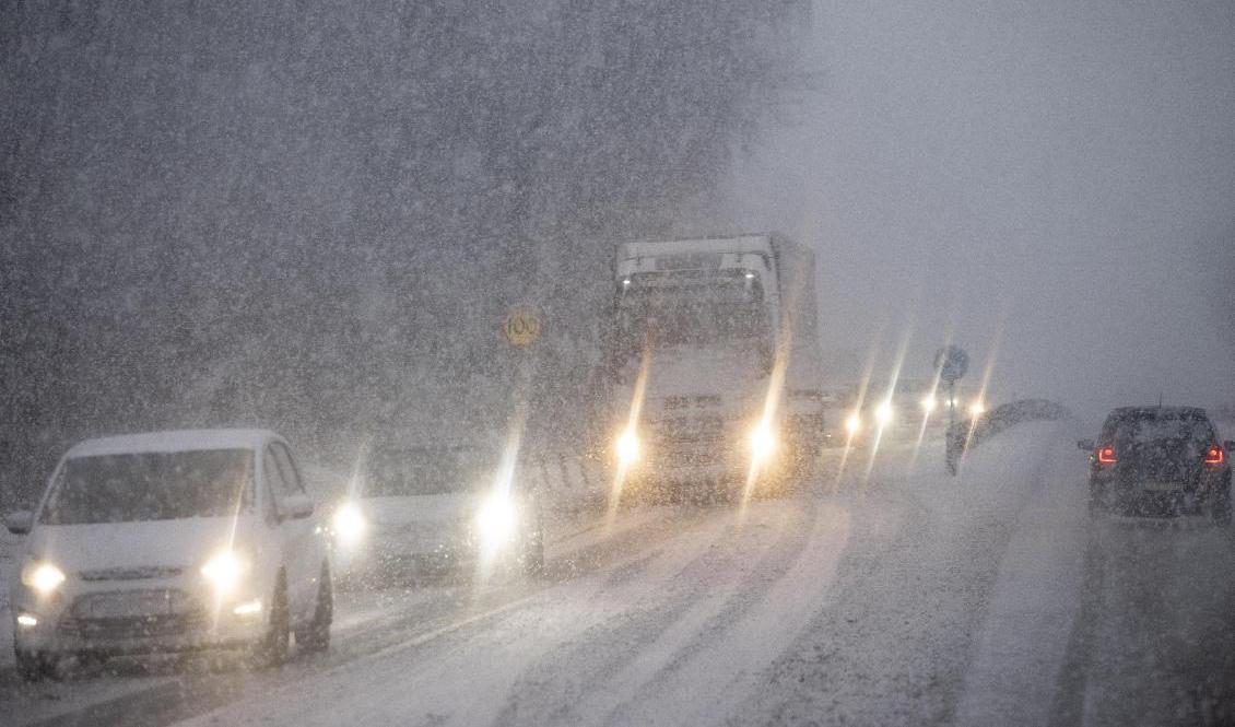 SMHI varnar för snöfall med risk för halka, snömodd och dålig sikt. Arkivbild. Foto: Johan Nilsson/TT