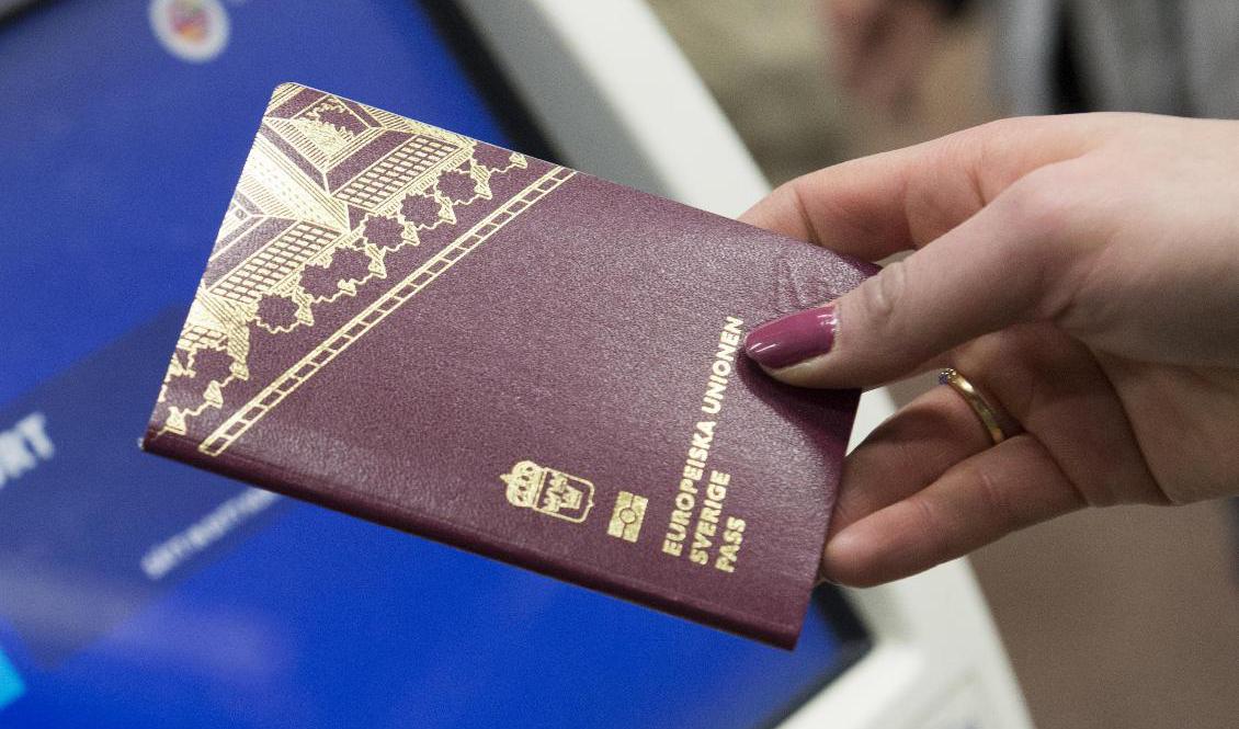 "Det är viktigt att man ser över giltighetstiden och planerar sin resa", säger Linda Ahlén på polisen. Arkivbild. Foto: Fredrik Sandberg/TT