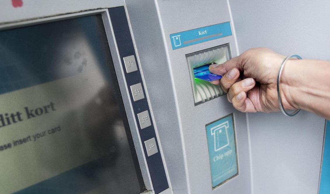 Fem äldre lurades att lämna ifrån sig sina bankkort. En 45-årig Malmöbo tog sedan ut 98|000 kronor. Arkivbild. Foto: Isabell Höjman/TT