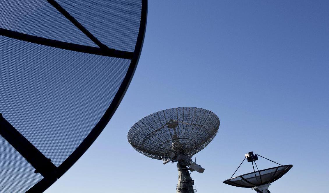 Genom att kombinera information från tolv parabolantenner spridda över halva jordklotet, däribland Onsala rymdobservatorium söder om Göteborg, kunde forskare ta reda på exakt varifrån på himlavalvet som blixtarna kommer. Arkivbild. Foto: Björn Larsson Rosvall/TT