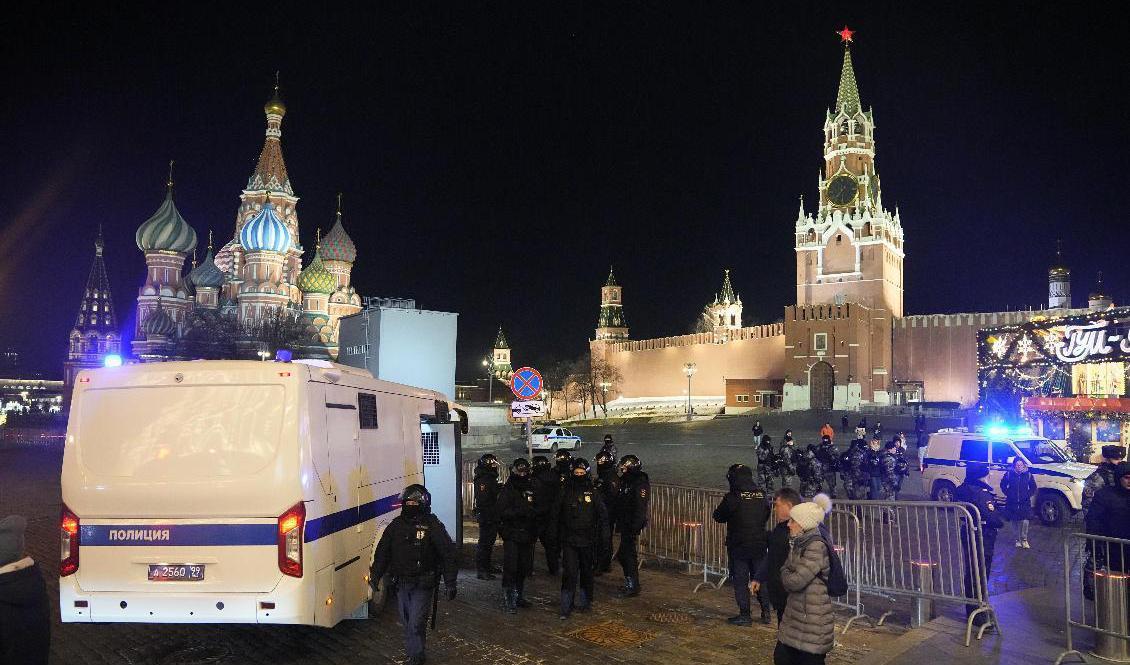 
Polis har spärrat av Röda torget i Moskva under måndagskvällen efter protester mot invasionen av Ukraina. Foto: Pavel Golovkin/AP/TT                                            