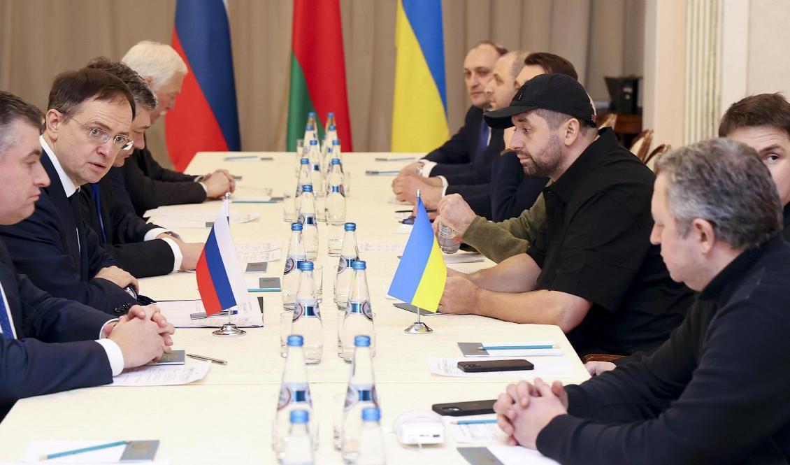 Deltagarna med ryska representanter till vänster och ukrainska till höger, har samlats kring förhandlingsbordet staden Homel i Belarus. Bilden är tagen av Belarus statliga nyhetsbyrå Belta. Foto: Sergei Kholodilin/Belta/AP/TT