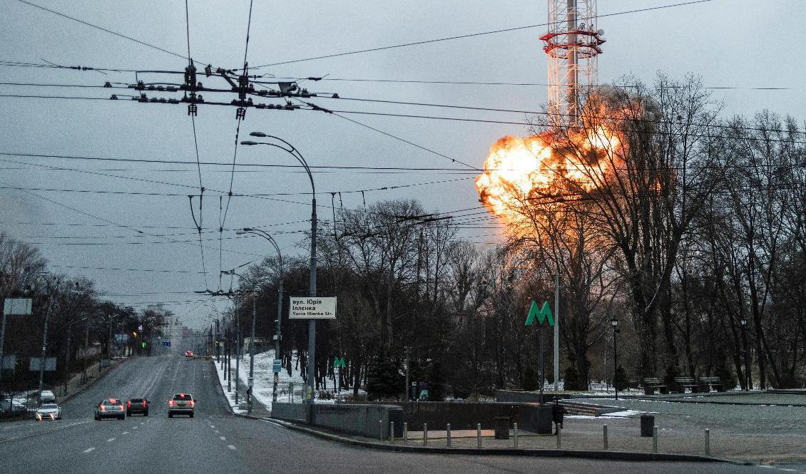 Tv-tornet i Kiev bombades under tisdagseftermiddagen. Foto: Carlos Barria/Reuters/TT