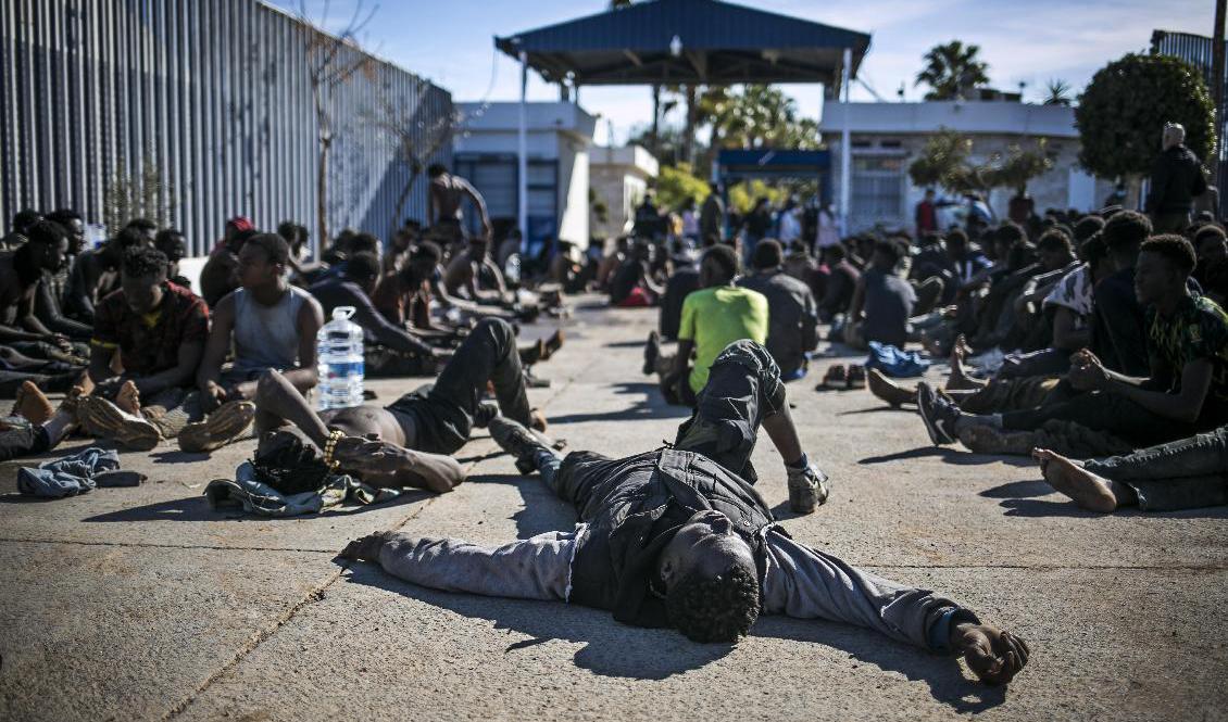 Migranter tar igen sig vid ett migrationscenter i Melilla efter att ha tagit sig över det säkerhetsstaket som skiljer den spanska staden från Marocko. Foto: Javier Bernardo/AP/TT
