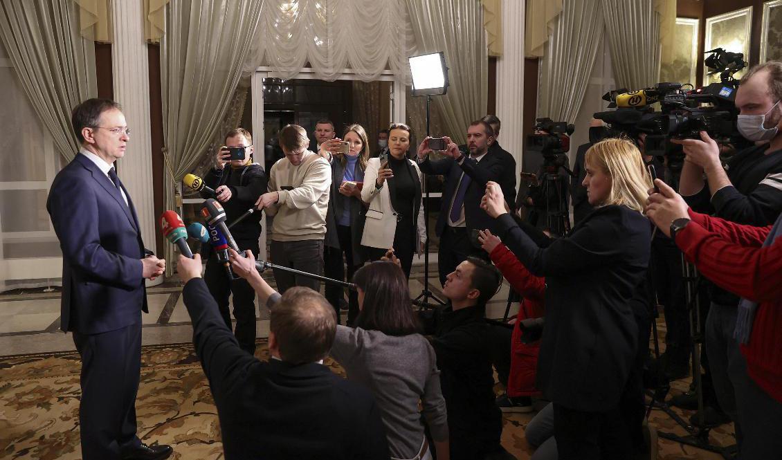 Vladimir Medinskij talar till journalister efter samtalen i måndags. Foto: Sergei Kholodilin/AP/TT