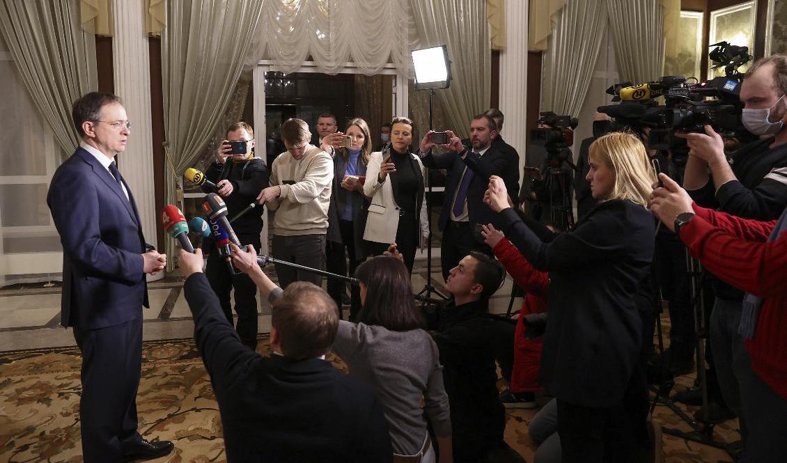 Vladimir Medinskij talar till journalister efter samtalen i måndags. Foto: Sergei Kholodilin/AP/TT