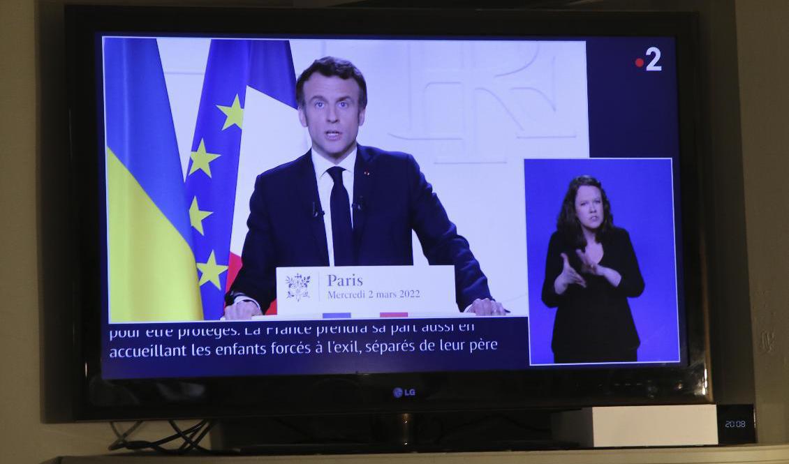President Emmanuel Macron höll i onsdags ett tal till nationen med anledning av kriget i Ukraina. Nu meddelar Macron att han kandiderar till en andra mandatperiod. Foto: Bob Edme/AP/TT
