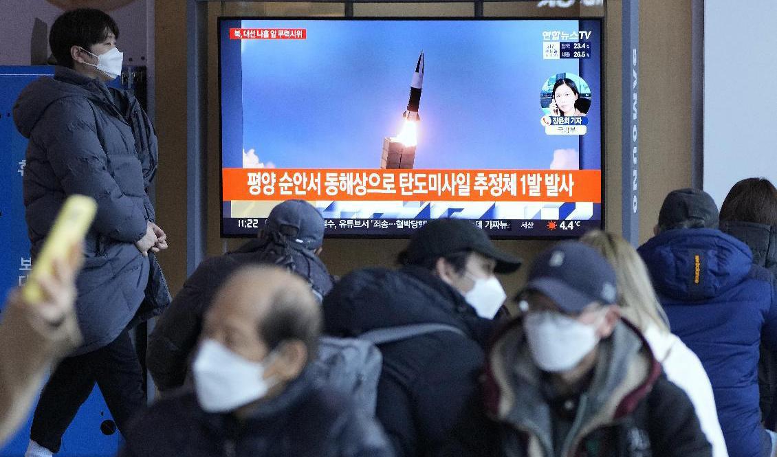En tv-skärm i Sydkoreas huvudstad Seoul visar bilder från lördagens robottest i grannlandet i norr. Foto: Ahn Young-joon/AP/TT