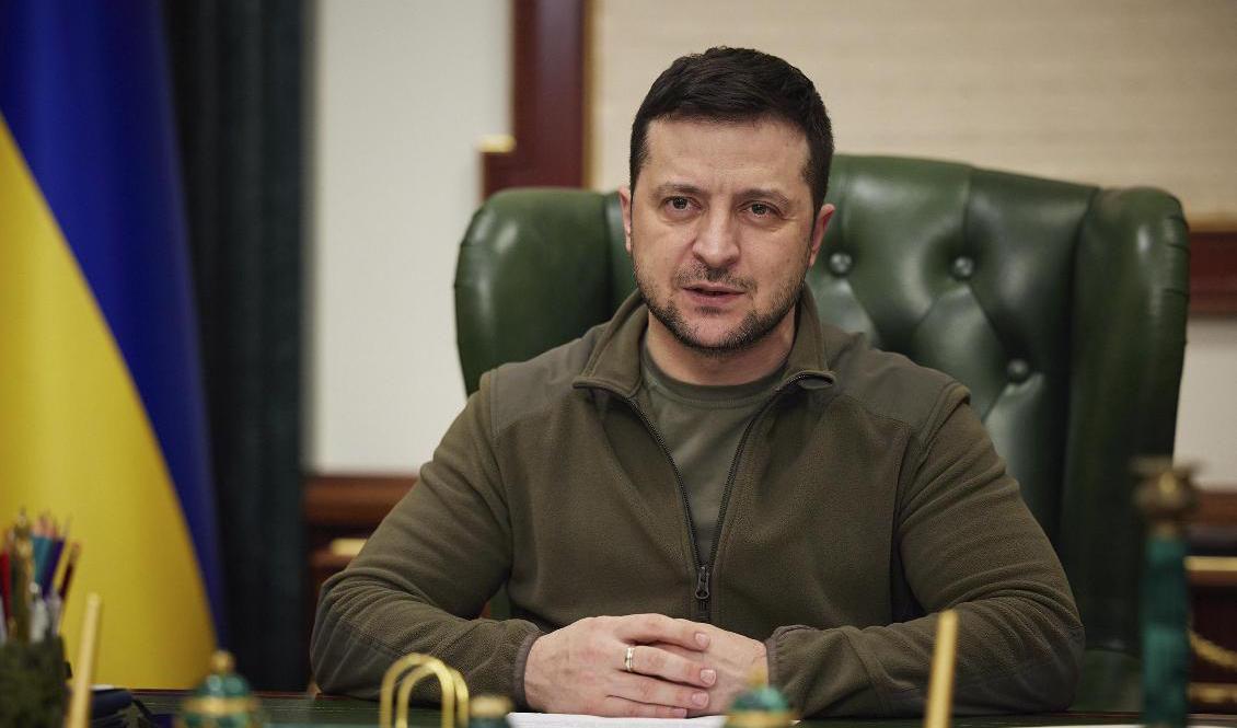 President Volodymyr Zelenskyj sitter på sitt kontor i Kiev i måndags. Bilden är tagen av presidentens presstjänst. Foto: AP/TT
