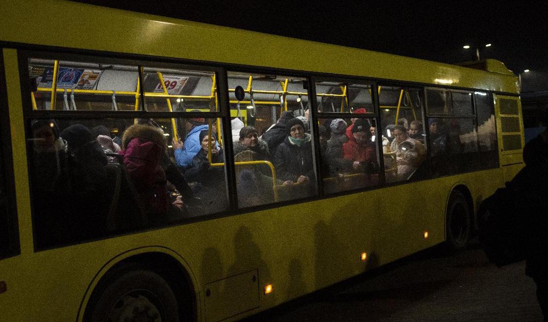 Människor evakueras med buss från Ukraina. Den här bilden togs i lördags i Lviv i västra Ukraina. Foto: Bernat Armangue/AP/TT