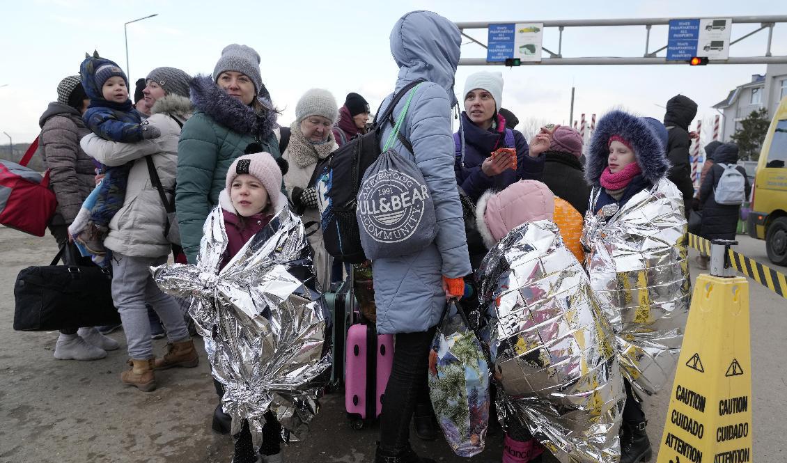 Ukrainska flyktingar väntar vid gränsen till Moldavien under torsdagfen. Foto: Sergei Grits/AP/TT