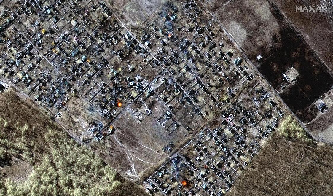 Den här satellitbilden som togs under fredagen visar förödelsen efter strider i staden Mostjun, strax nordväst om Kiev. Foto: Maxar Technologies via AP/TT