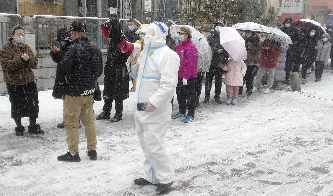 Invånare köar för att undersökas för covid-19 i Changchun i Jilinprovinsen i nordöstra Kina på torsdagen. Niomiljonerstaden har stängts ner på grund av ökningen av covid-19. Foto: Chinatopix via AP/TT