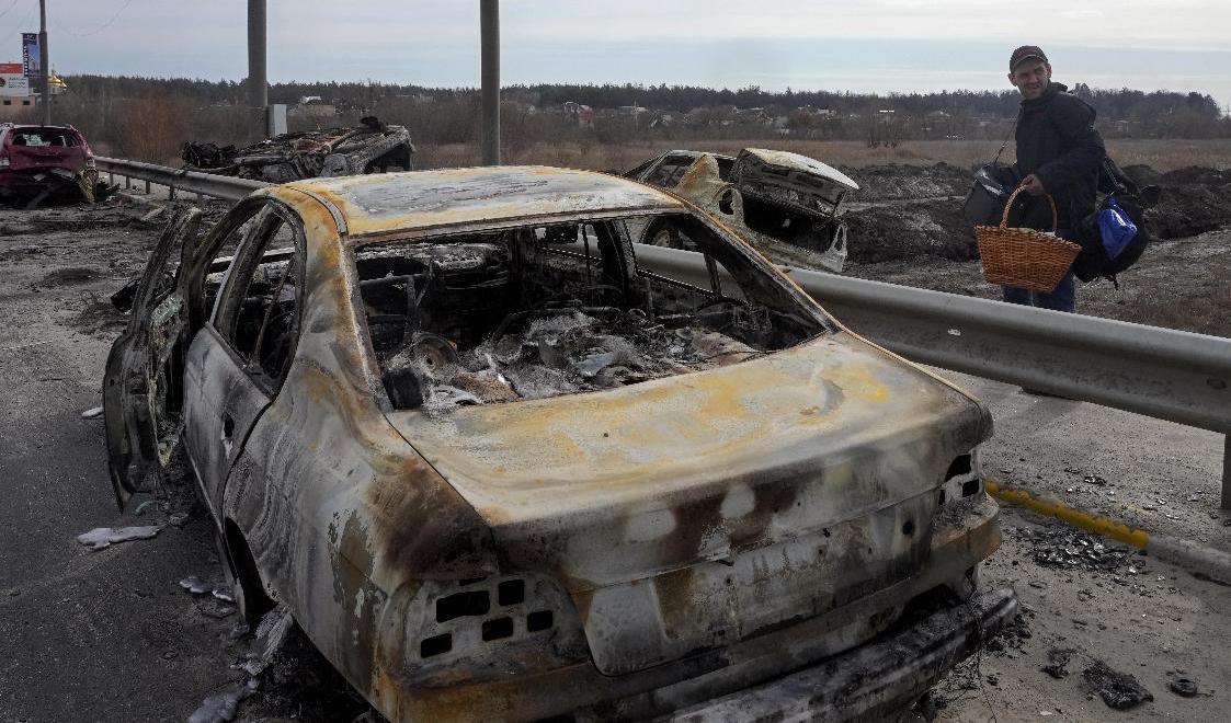 En man i Irpin flyr via vägen mot Kiev på lördagen. Foto: Efrem Lukatsky/AP/TT