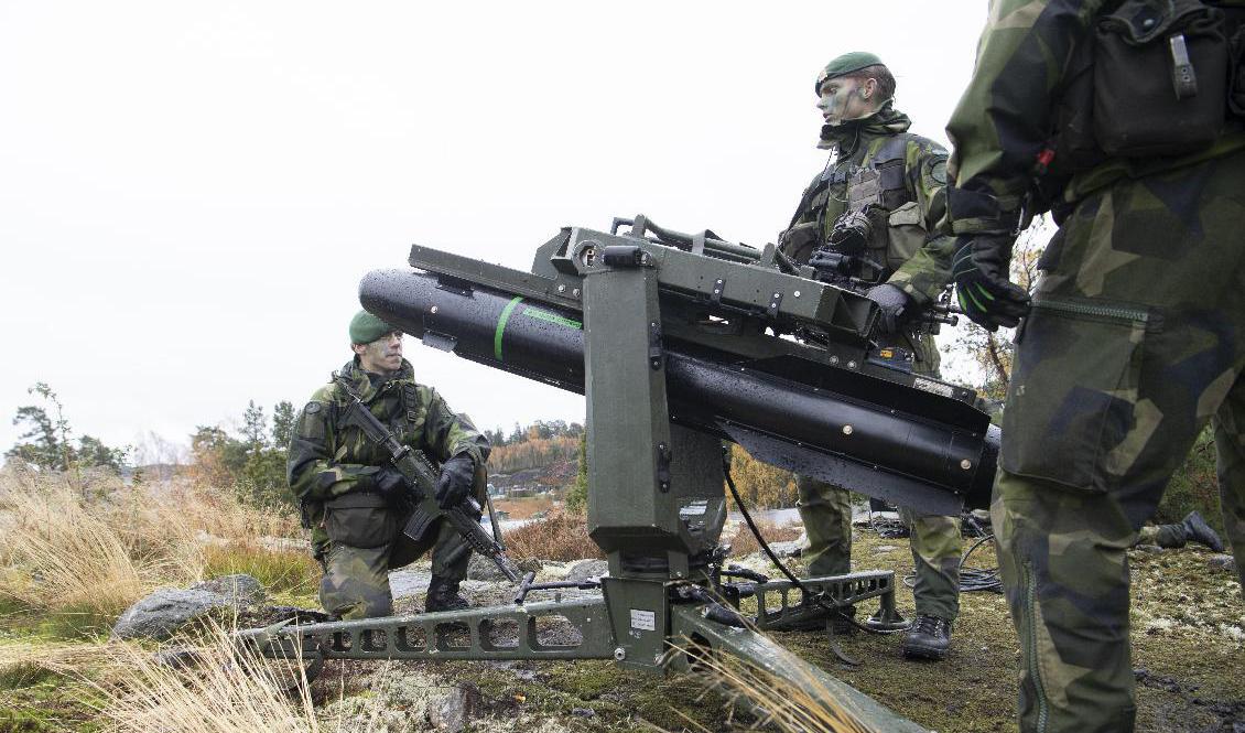 Ett stärkt kustrobotförsvar står på Försvarsmaktens önskelista. Soldater ur 2:a amfibieregementet med sjömålsroboten Robot 17 uppställd under en övning på Berga. Arkivbild. Foto: Fredrik Sandberg/TT