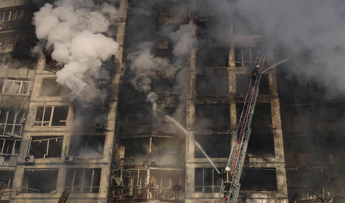 Ett bostadshus i Ukrainas huvudstad Kiev brinner efter en rysk attack. Foto: Vadim Ghirda/AP/TT