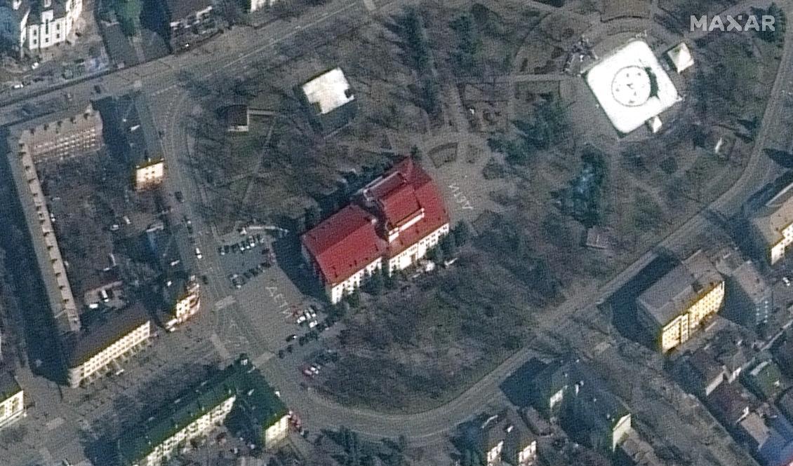 På satellitbilder som tagits före onsdagens attack syns ordet "barn" skrivet på ryska på marken utanför teatern i Mariupol i Ukraina. Foto: Maxar/AP/TT