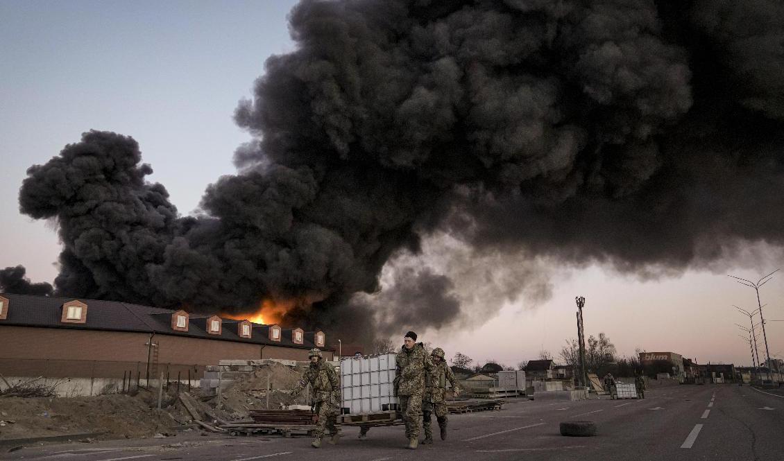 Rysslands invasionskrig mot Ukraina leder till ytterligare ekonomisk bestraffning. Foto: Vadim Ghirda/AP/TT