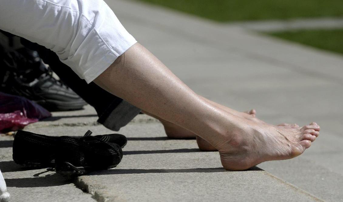 En solbadare sträcker ut sina bleka fötter i vårsolen. Arkivbild. Foto: Janerik Henriksson / TT